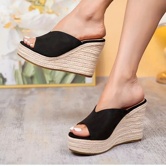 BLACK SUEDE PLATFORM,  SLIP ON, OPEN TOE. NEW WITHOUT TAG. SIZE US 8 RUN LARGE. - Picture 1 of 16